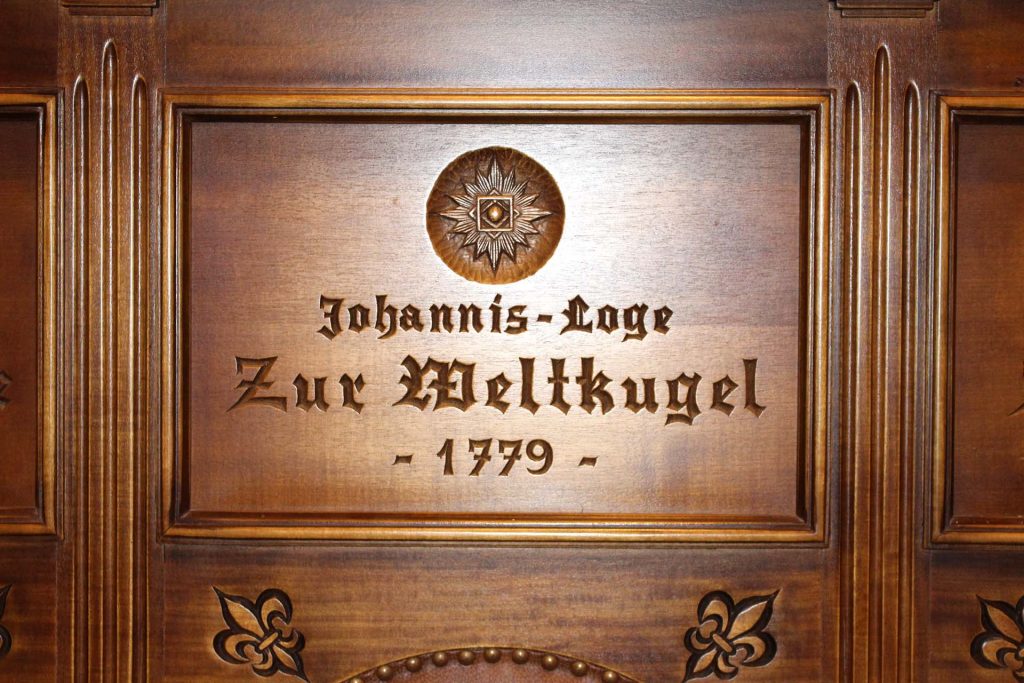 Die Eingangstür zur Loge der Lübecker Freimaurer "Zur Weltkugel", die 1779 gegründet wurde.
